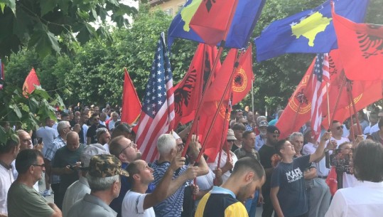 Afera ‘Zdravo’, protesta kundër qeverisë së Albin Kurtit në Prishtinë! Sveçla e lidh me luftën hibride nga Serbia
