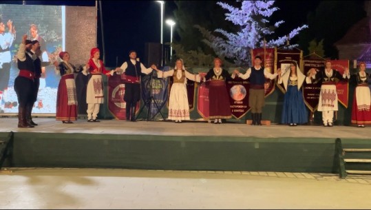 VIDEO/ Këngët e vallet popullore greke mbledhin turistë e pushues në Livadhaja të Finiqit, performojnë 800 këngëtarë e valltarë