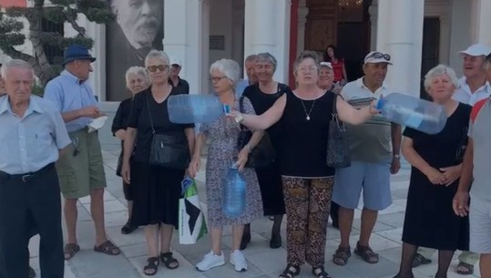 Banorët e Nartës me bidona bosh protestojnë para bashkisë Vlorë! Në mes të sezonit turistik 10 ditë pa ujë