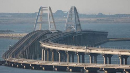 Rusia akuzon Kievin se sulmoi me dronë urën e Krimesë
