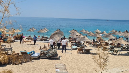 Sezoni turistik, policia vijon kontrollet në bregdet! Ndëshkohen zaptuesit e hapësirave publike në Vlorë, çmontohen çadra dhe shezlongë 