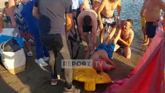 Rrezikoi të mbytej në plazh, shpëtohet mrekullisht i moshuari në Durrës! Vrojtuesi për Report Tv: I dhashë ndihmën e parë, i kishte rënë tensioni, për fat shpëtoi