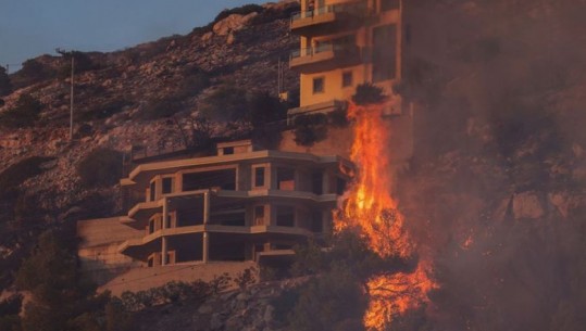 VIDEO/ Athina ‘lufton’ me flakët, dita e dytë e zjarreve në kryeqytetin grek! Autoritetet urdhërojnë evakuimin e banorëve