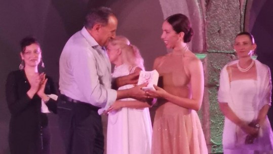 'Premio Capri Danza International' me yjet botërorë të kërcimit! Adela Muçollari vlerësohet me çmim 'Karriere'! Të ftuar dhe Eno Peçi me Anbeta Toromanin