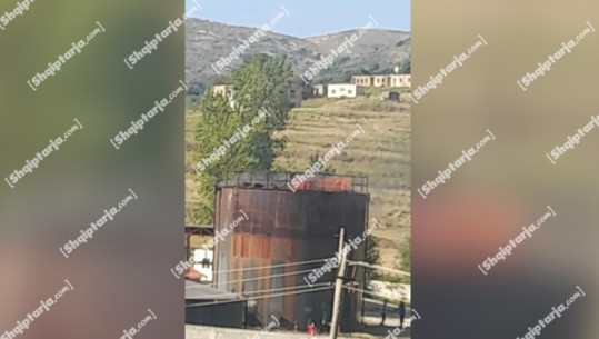 VIDEO/ Zjarr në depozitën me 270 ton naftë bruto në Selenicë, 4 automjete dhe 25 zjarrfikës vunë flakët nën kontroll  