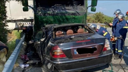 Fotot e para nga aksidenti tragjik në Greqi ku vdiqën 5 shqiptar, makina u pëplas kokë më kokë me kamionin 