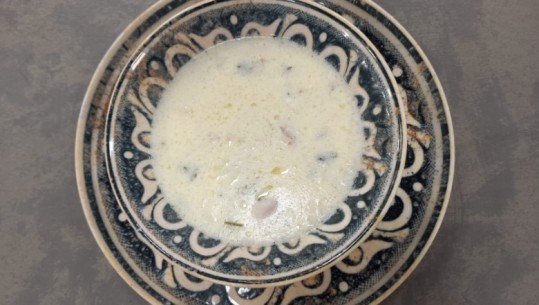 Supë me lëng pule dhe oriz, receta origjinale e traditës nga zonja Albana