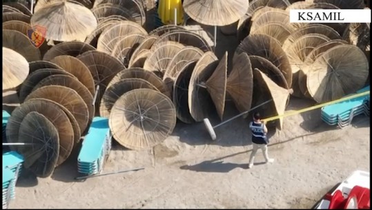 VIDEO/ Sekuestrohen 152 çadra dhe 412 shezlongë që ishin vendosur pa leje në plazhin ‘Pema e Thatë’ në Ksamil