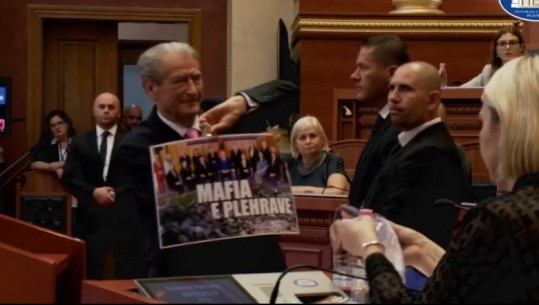 Nis me debate Kuvendi, Berisha shpalos një banderole ‘Mafia e Plehrave! Futet në rend dite projektligji për Akademinë e Shkencave