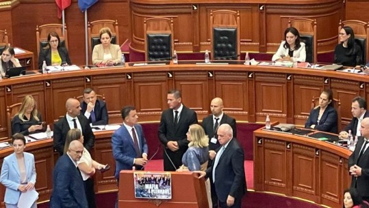 VIDEO/ Deputetët e Berishës bllokojnë foltoren e Kuvendit