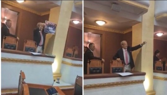Nuk përmbahet Berisha, hipën në llozhën e Kuvendit dhe i drejtohet PS-së: Kanabistët në mbledhje grupi, u vendosa flamurin në ballkon