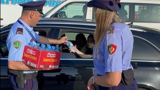 Radha e gjatë në Morinë për shkak të vendimit të qeverisë së Kosovës, policia shqiptare shpërndan ujë të freskët për udhëtarët