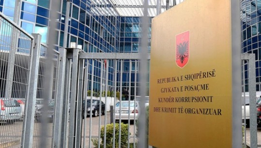 Abuzuan me 9 tendera rrugësh, urash dhe kanalesh, GJKKO 'zbraz' Bashkinë e Gramshit, dënon 10 zyrtarë