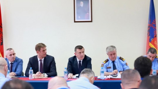 Ministri Balla në Fier, i kërkon policisë 'një luftë më inteligjente ndaj krimit të organizuar e grupeve kriminale'