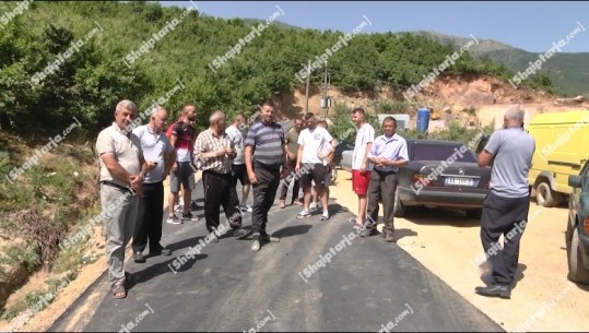 Ishte asfaltuar para 10 ditësh, mjetet e rënda të gurores shkatërrojnë rrugën në Bllacë të Bulqizës! Banorët në protestë: Mos transportoni materiale mbi tonazh