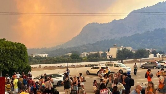 Video/ Pamje apokaliptike, turistët detyrohen të braktisin ishullin e Rodosit në Greqi