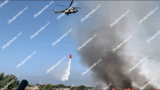 Zjarri në fushën e mbetjeve në Vlorë, helikopteri hedh ujë nga ajri