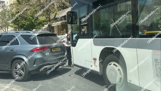Aksident në Durrës, autobusi përplaset me një mjet me targa të huaja! Vetëm dëme materiale