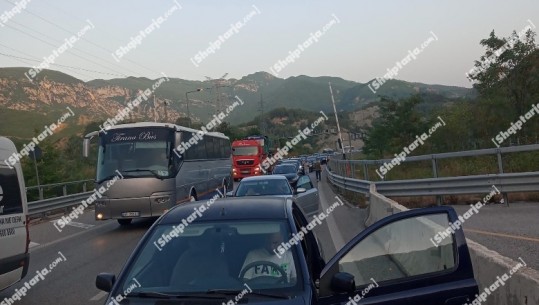 Trafik i rënduar në autostradën Elbasan-Tiranë, kamioni merr flakë në tunel