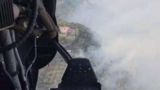 VIDEOLAJM/ ‘Luftë’ me flakët, momenti kur helikopteri Cougar punon për shuarjen e zjarreve në Fier