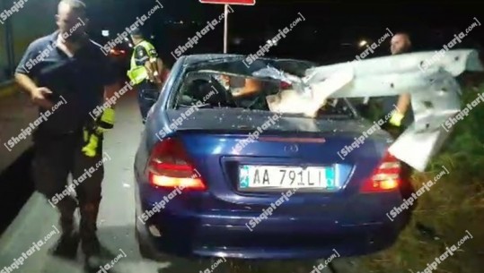 VIDEO/ Aksident i rëndë në Fushë-Krujë, i riu humb kontrollin e mjetit dhe përplaset me mbrojtëset metalike! ‘Benzi’ bëhet copash