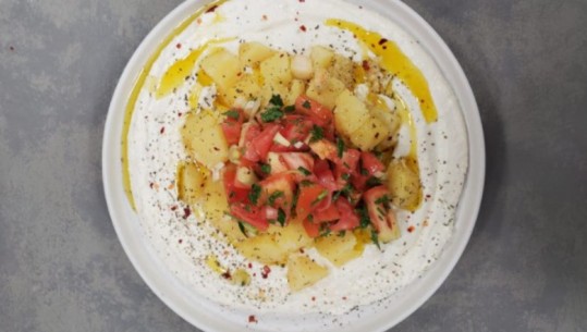 Meze me patate furre, salcë djathi dhe sallatë nga zonja Albana
