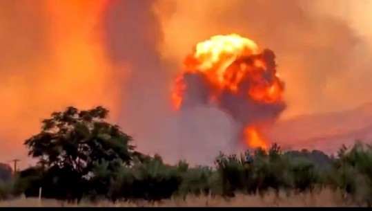 VIDEO/ Zjarri përfshin depon e municioneve të forcave ajrore në Greqi, shpërthime të fuqishme