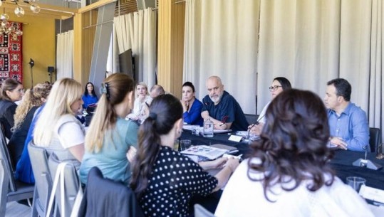 Rama mbledh ministrat në Tepelenë, ndan fotot: Reflektim e qarkullim idesh