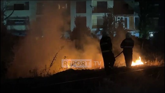 VIDEO/ Hidhet cigarja, zjarr gjatë natës pranë shinave të trenit në Durrës