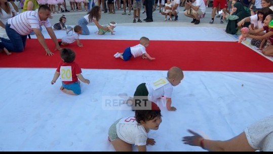 VIDEO+ FOTO/ Të gjithë fitues, mbahet për herë të parë maratona e bebave në Pogradec! 50 vogëlushë nga 6-15 muajsh morën pjesë në garë