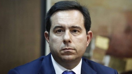 Ishte me pushime teksa Greqia digjej, dorëhiqet ministri grek i Mbrojtjes!