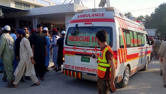 Pakistan, edhe fëmijë të mitur mes 54 të vrarëve nga sulmi kamikaz gjatë tubimit politik! Më shumë se 100 të plagosur