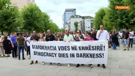 Çështja e Klan Kosovës, gazetarët dhe shoqëria civile dalin në protestë kundër Albin Kurtit: Nuk mund të mbyllësh një media
