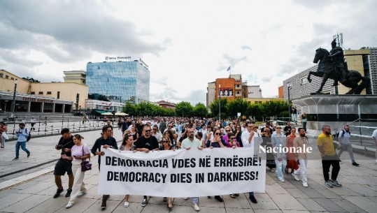 'Demokracia vdes në errësirë', 'Washington Post' raporton për protestën e gazetarëve në Prishtinë