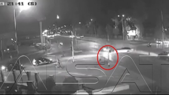 VIDEO/ Aksident i rëndë në Shkup, dy makina përplasen në kryqëzim! Njëra merr para kalimtarin i shkakton vdekjen  