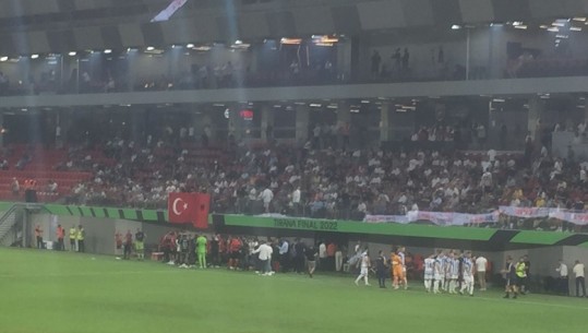 Përplasjet mes tifozëve në Air-Albania, nis me 14 minuta vonesë ndeshja Tirana-Besiktas