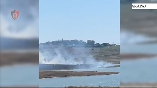 VIDEO/ Ndezi zjarr për të djegur kabllot, por përfshihet nga flakët 1 dynym tokë, arrestohet 52-vjeçarri në Durrës