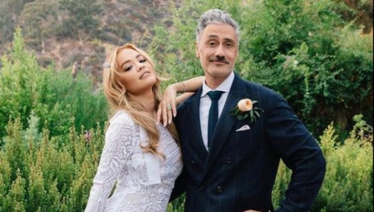 Çdo gjë fine dhe e kuruar deri në detaj! Rita Ora publikon fotot e dasmës në përvjetorin e parë të martesës