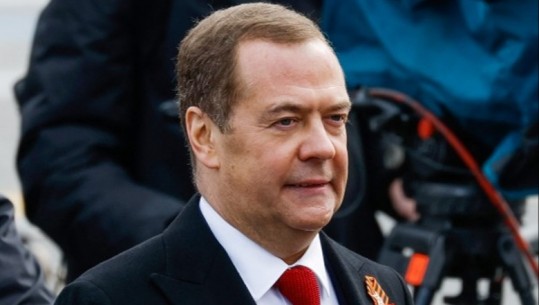 Ish-presidenti rus Medvedev parandalon sulmet hakmarrëse në portet e Ukrainës