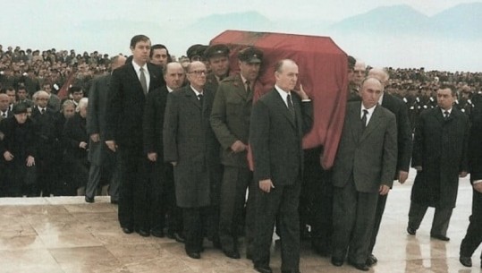 Historia e panjohur e 11 prillit ’85/ Ditën që vdiq Enver Hoxha, Ibrahimi hyri te klubi i fshatit dhe i tha bufetjerit: Sot është dita jonë, më bëj një raki