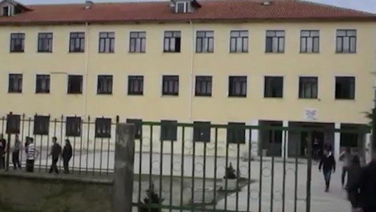 Falsifikonte dokumentet e nxënësve në gjimnaz, pezullohet drejtoresha e shkollës 'Çërravë' në Pogradec (EMRI)