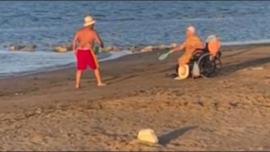 I moshuari me karrocë me rrota luan ping pong në plazh, video ‘pushton’ rrjetet sociale: Çfarë shembulli