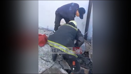 VIDEO/ Ngecën nën rrënojat e soletës që u shemb, momenti kur zjarrfikëset sharrojnë betonin për t'i shpëtuar dy personat