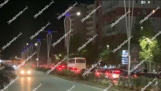 VIDEOLAJM/ Dyndja e turistëve në Vlorë shton trafikun! Radhë e gjatë automjetesh në Lungomare