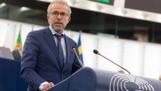 Eurodeputeti holandez ‘kritika’ BE-së: Shpresoj që në shtator Kosovës t’i hiqen masat ndëshkuese, kanë qasje izoluese dhe jo balancuese 