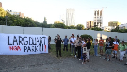 Kulla ‘Mali i Tiranës’, një grup qytetarësh në protestë: Mos e prishni parkun