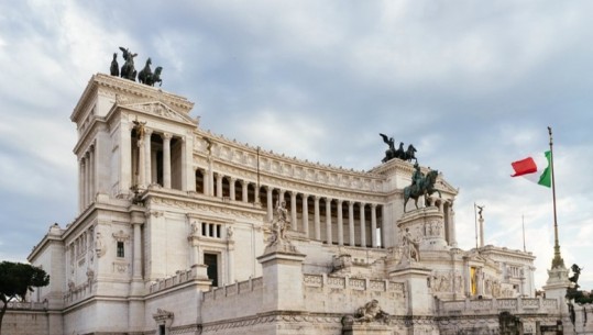 Italia tërhiqet me kufirin e taksës së papritur, 40% pas rënies së aksioneve të bankave