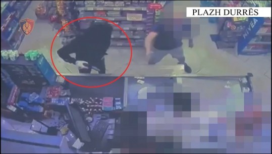 VIDEO+EMRI / I maskuar dhe i armatosur, hyri në një market dhe kanosi me armë shitësin për t'i marrë paratë! Arrestohet në flagrancë 20-vjeçari në Durrës 