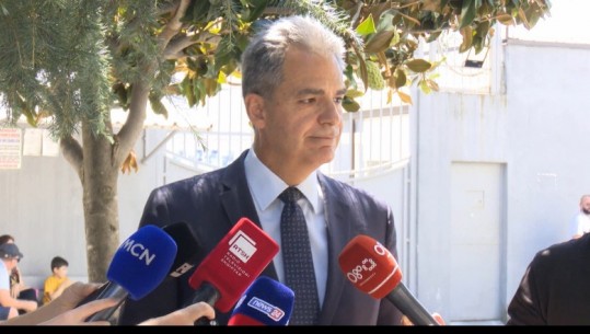 Greqia do Fredi Belerin kryetar të Himarës, deputeti grek e takon në paraburgim, Angelos Syrigos: Nuk e kuptojmë pse nuk betohet, ndikon në marrëdhëniet dypalëshe