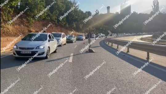 Pushuesit nga Kosova dynden drejt Shqipërisë, automjetet krijojne radhë kilometrike në Rrugën e Kombit